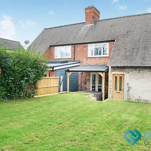 Airy 3 Bed House - Hot Tub - Near Castle, Qmc - City Centre & Trent Bridge Holiday home